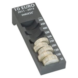 Geldzählbrett mit gestapelten 10-Euro-Münzen.