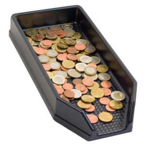 Geldmünzen in einer Kassenschale.